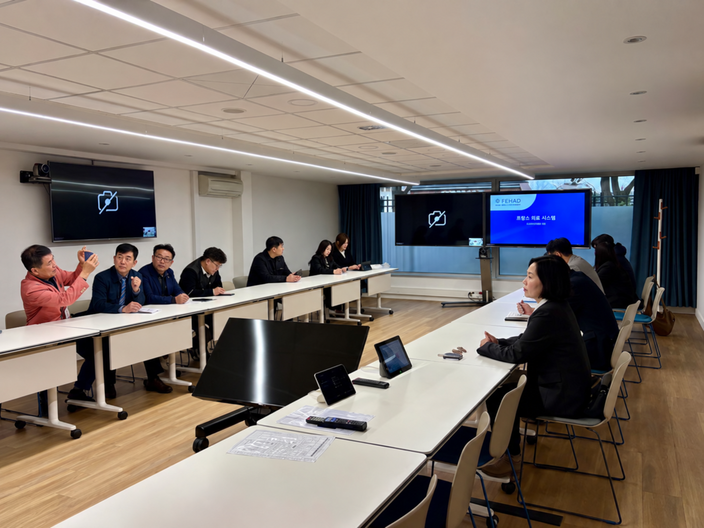Présentation à la délégation sud-coréenne dans une salle de réunion de la FEHAP, Paris